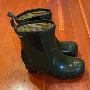 Sorel waterproof Chelsea boots. Green. Size 9. Cute and comfy. Hidden lift. $30